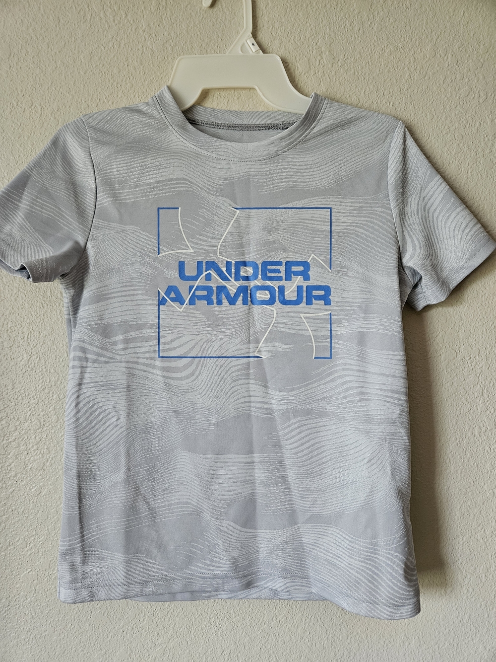 Boys Youth Mesium Under Armour Light Gray Tee with Blue Logo Like New